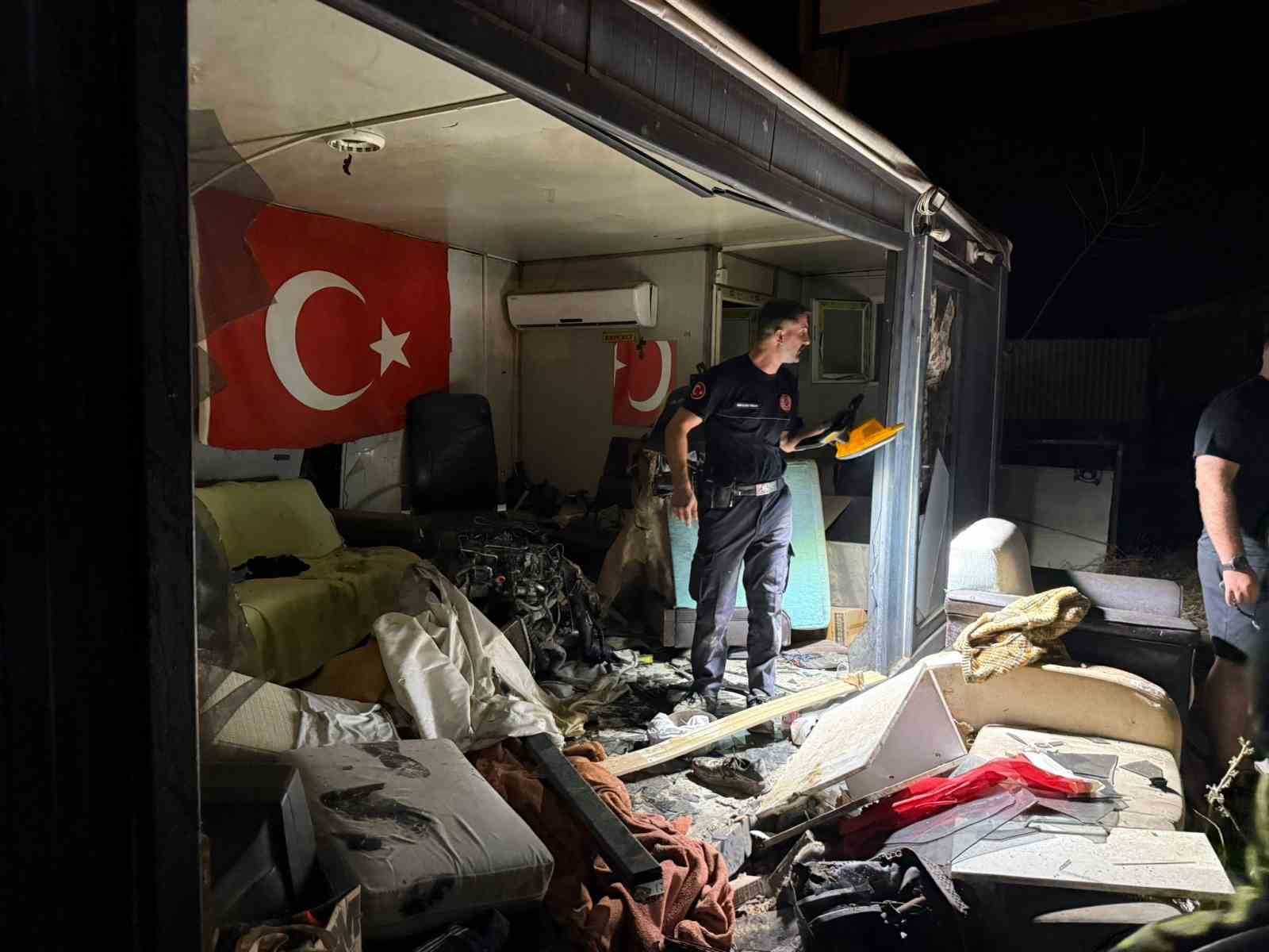 direge carpan otomobilin motoru firlayip iscilerin kaldigi barakaya uctu 1 agir yarali 5 rnY2dPi6