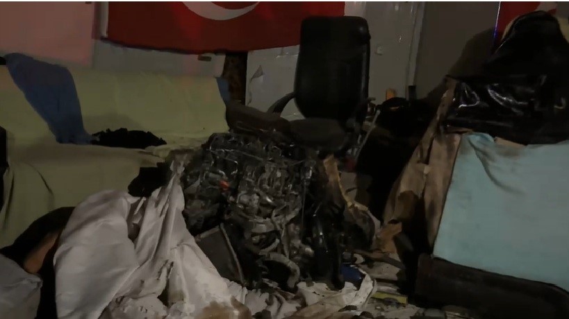 direge carpan otomobilin motoru firlayip iscilerin kaldigi barakaya uctu 1 agir yarali 6 cMpluuUk