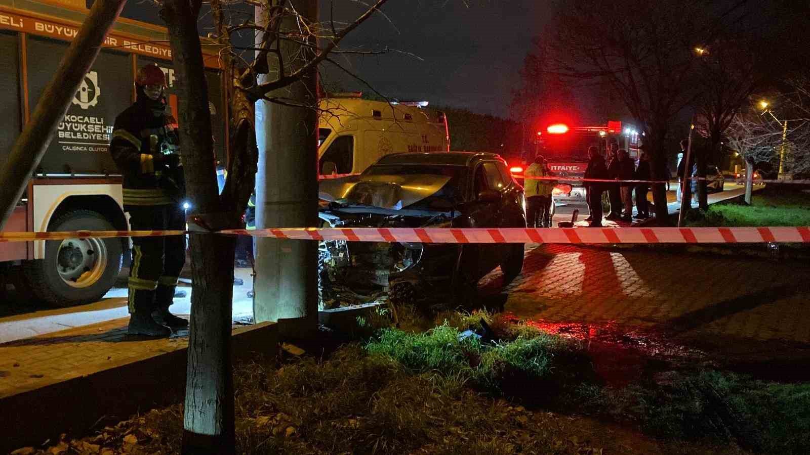 Direğine çarpan araç hurdaya döndü: 1 yaralı 6 diregine carpan arac hurdaya dondu 1 yarali 2 le8Dt6yz