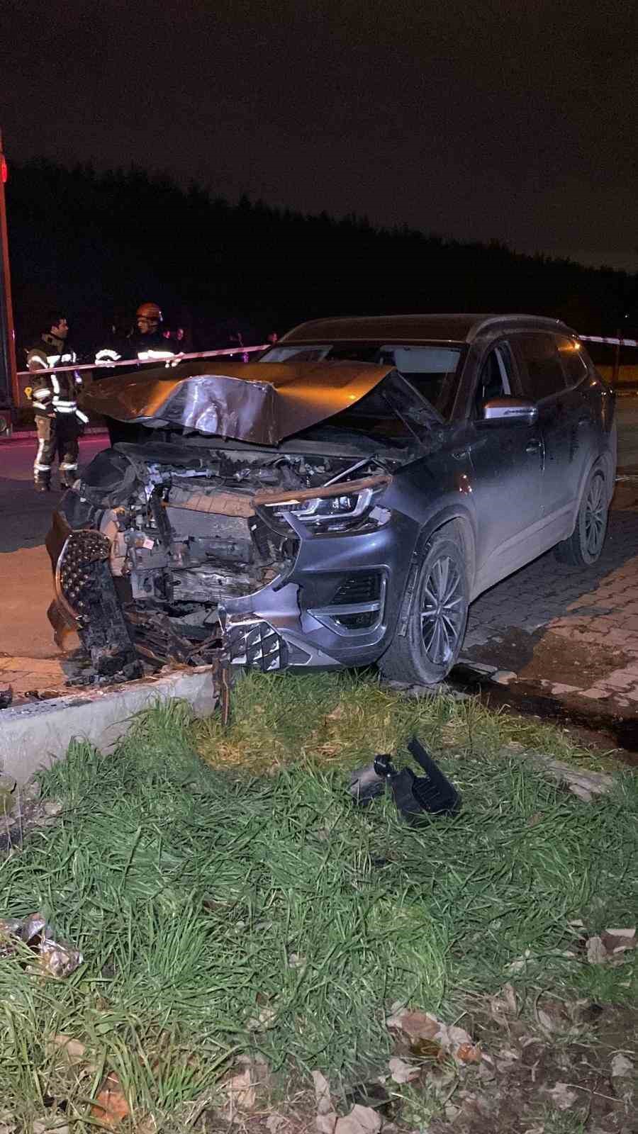 Direğine çarpan araç hurdaya döndü: 1 yaralı 8 diregine carpan arac hurdaya dondu 1 yarali 4 4Imp5Wbg