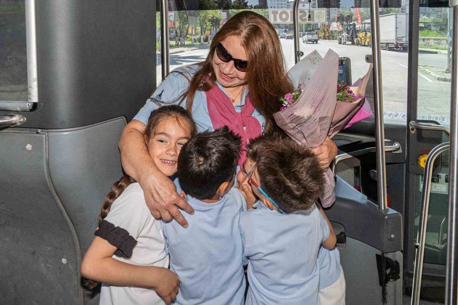 direksiyon basinda bir anne durakta bekleyen dort kalp 1 OMUfv8jh