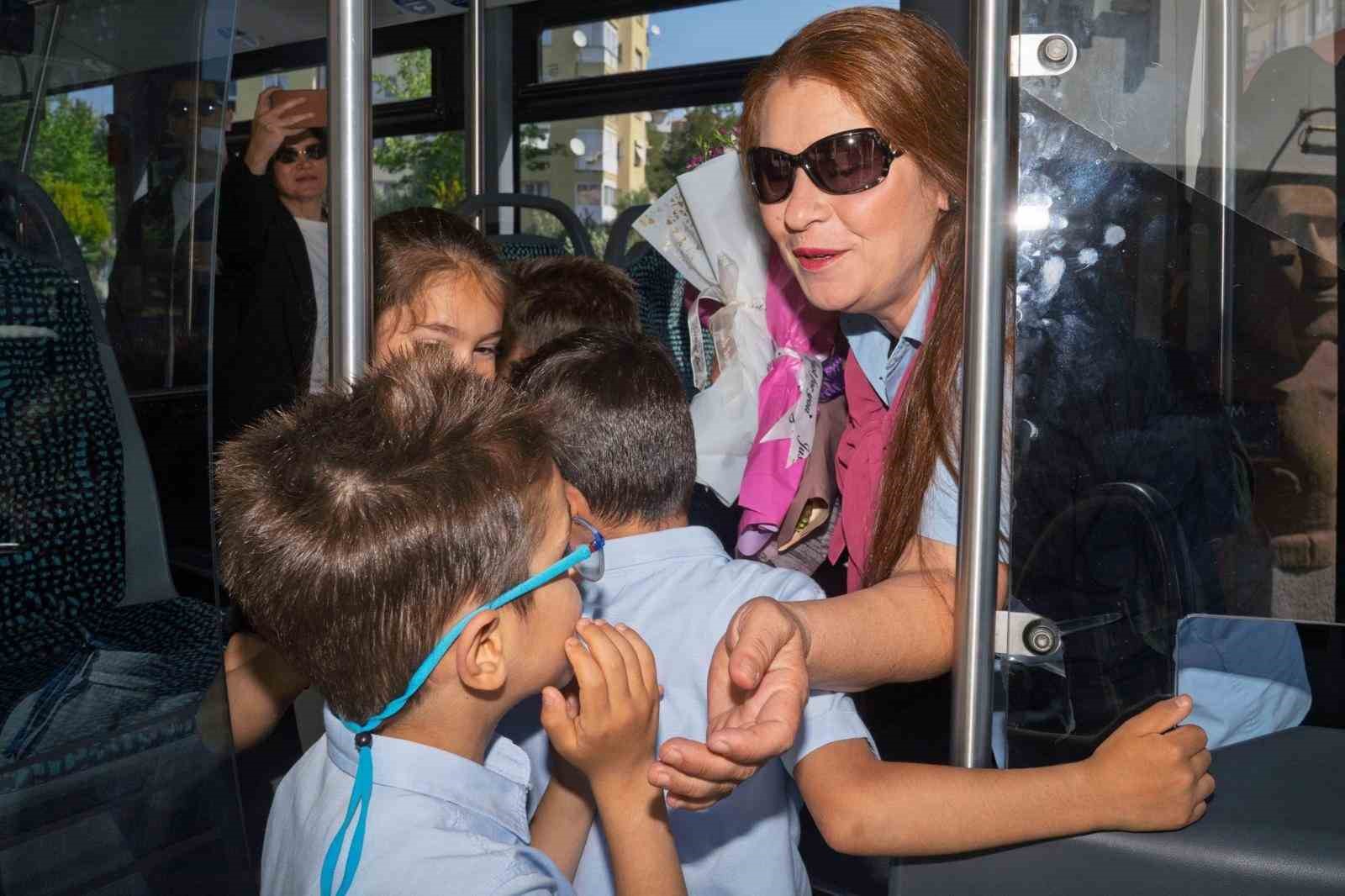 direksiyon basinda bir anne durakta bekleyen dort kalp 2 tg5v58YM