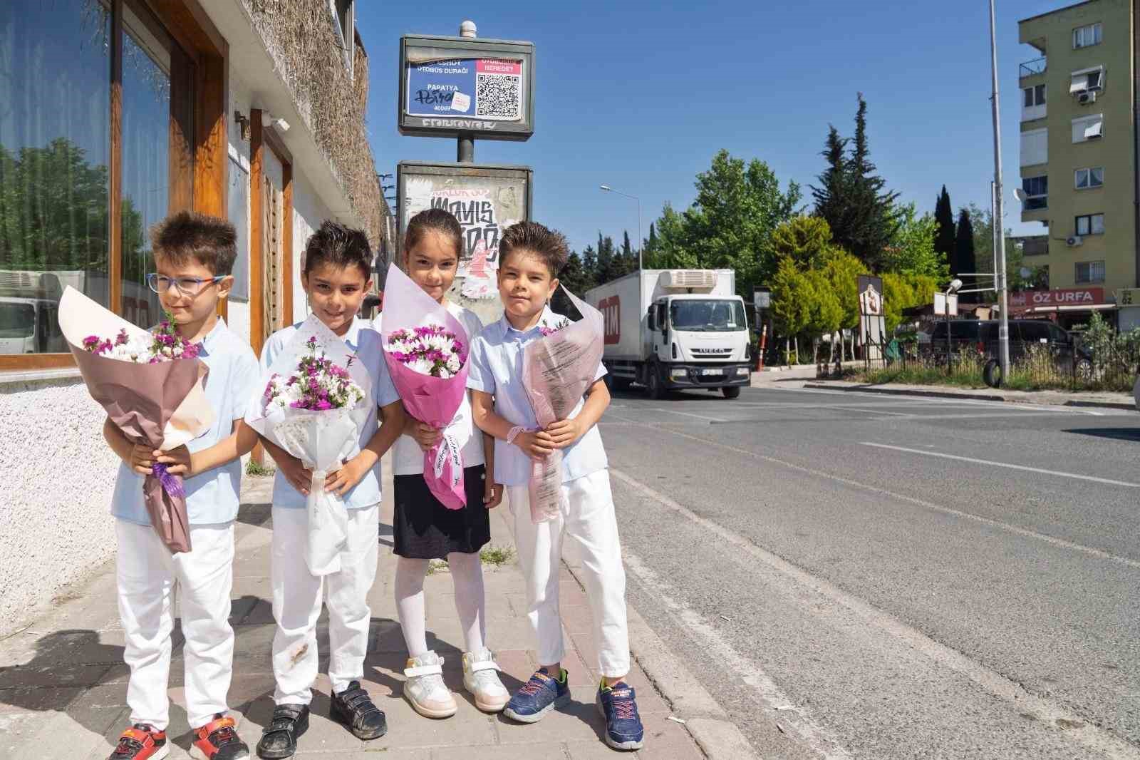 direksiyon basinda bir anne durakta bekleyen dort kalp 3 TRLUd4F4