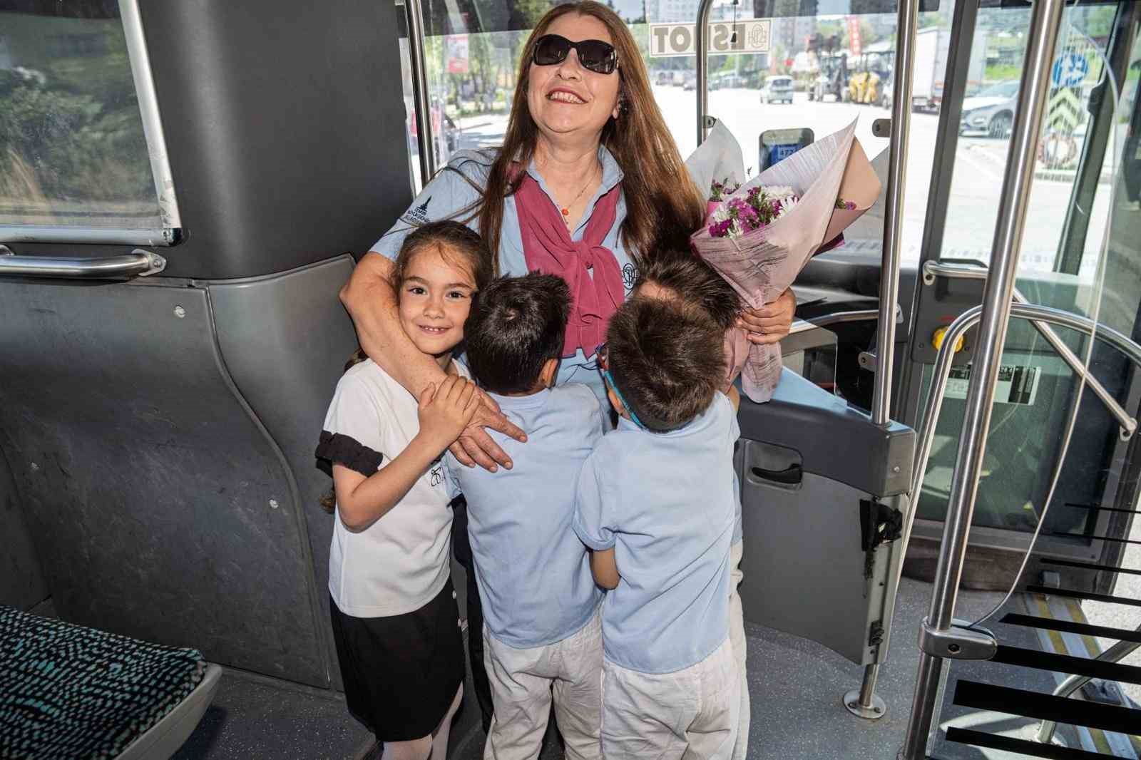 direksiyon basinda bir anne durakta bekleyen dort kalp 5 WpkHWdsr