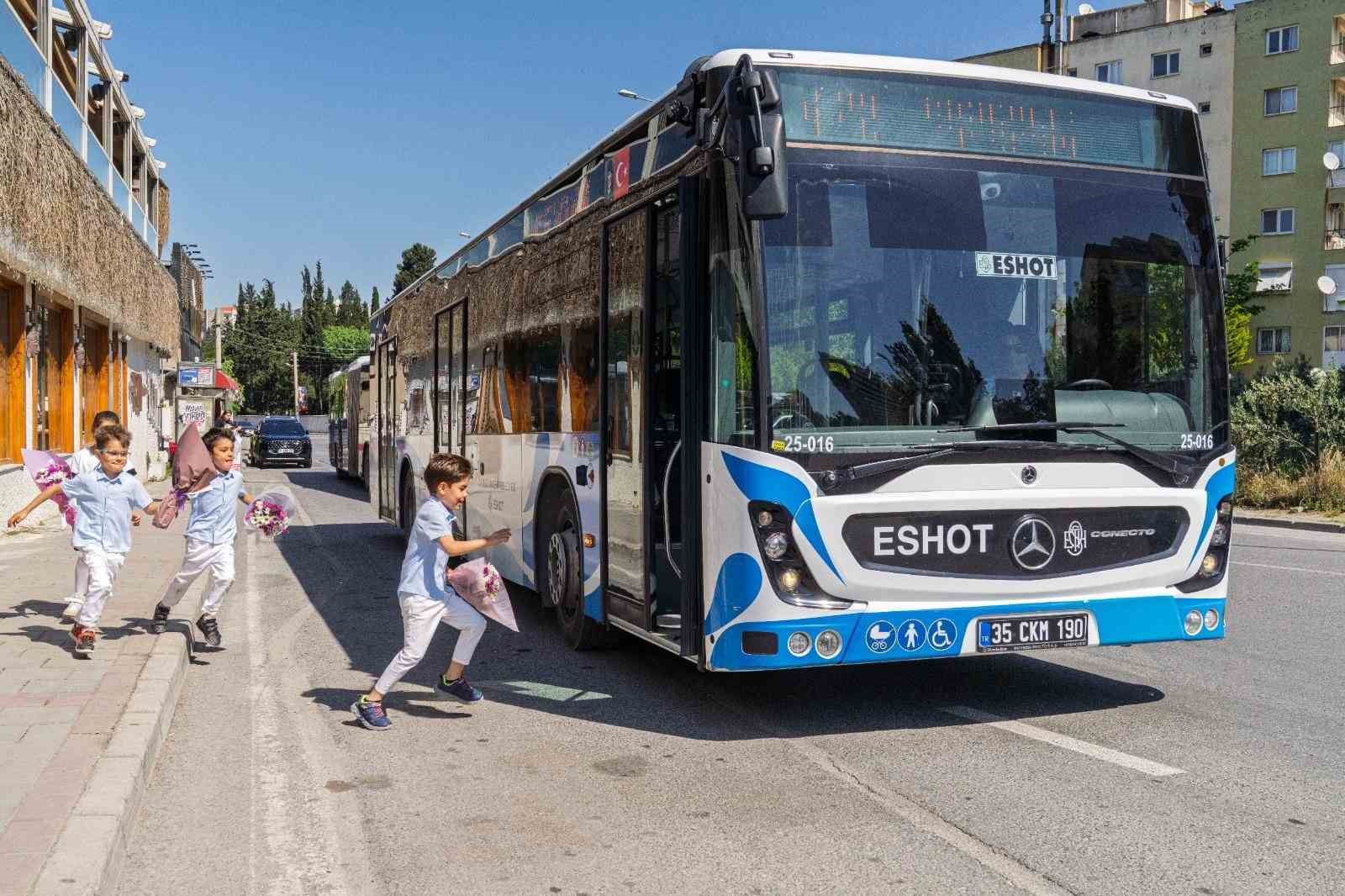 direksiyon basinda bir anne durakta bekleyen dort kalp 6 ZksMGIAS