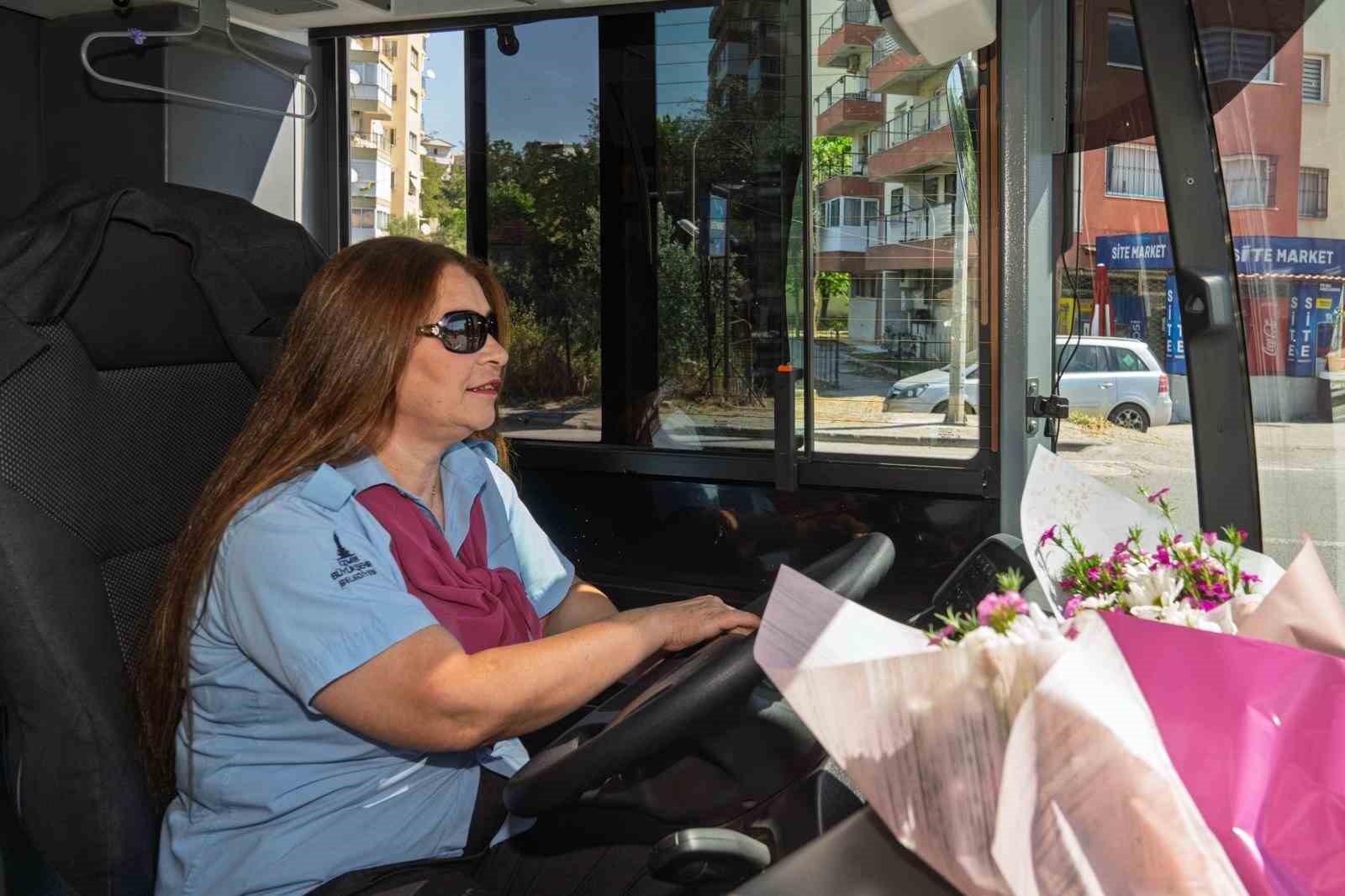 direksiyon basinda bir anne durakta bekleyen dort kalp 7