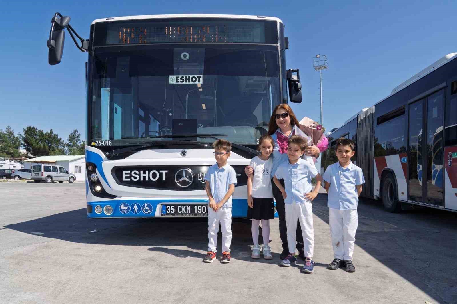 direksiyon basinda bir anne durakta bekleyen dort kalp 8