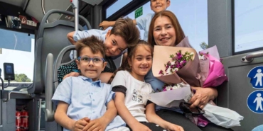 direksiyon-basinda-bir-anne-durakta-bekleyen-dort-kalp-tq8BZTcE.jpg