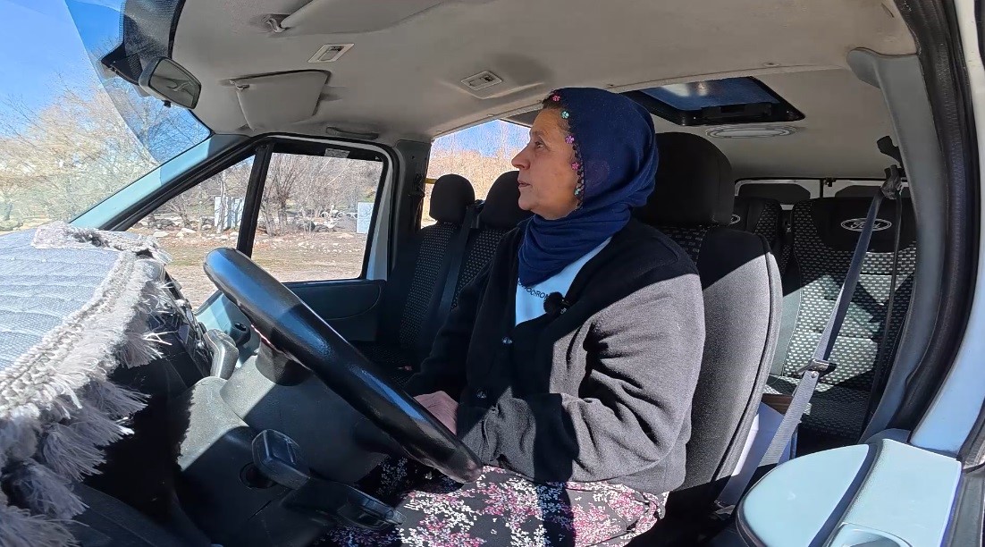 direksiyon basinda bir kadin 15 yildir servis soforlugu yapiyor 1 C667up9n