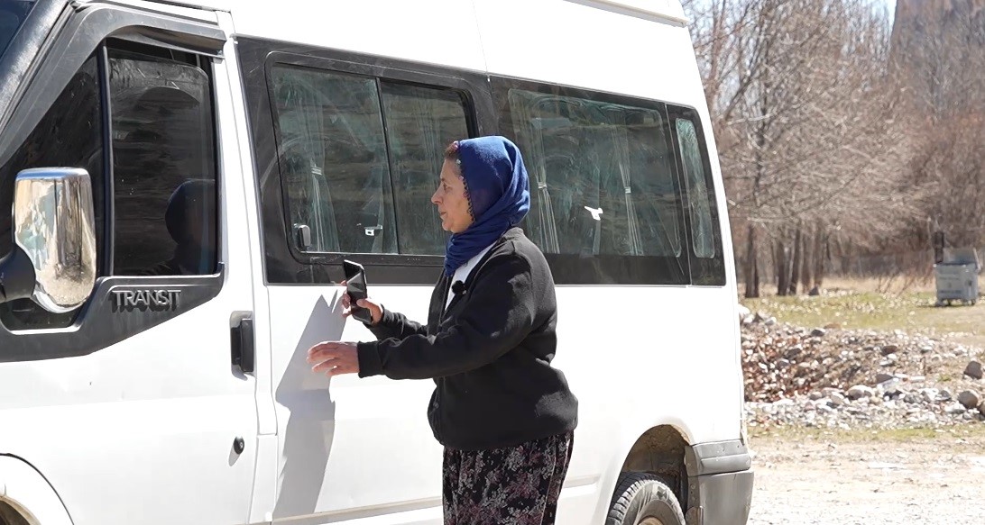 direksiyon basinda bir kadin 15 yildir servis soforlugu yapiyor 10 jWs3Gp3g