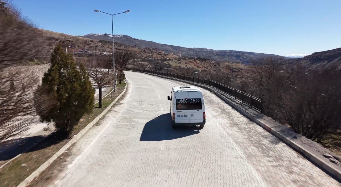 direksiyon basinda bir kadin 15 yildir servis soforlugu yapiyor 11