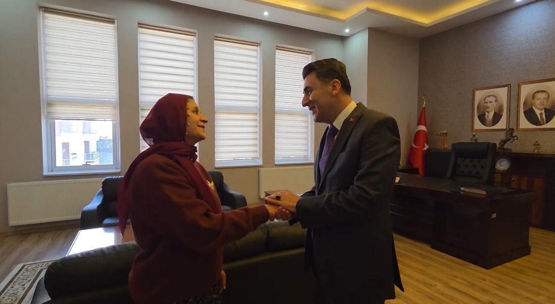direksiyon basinda bir kadin 15 yildir servis soforlugu yapiyor 13 SL1AA7v4