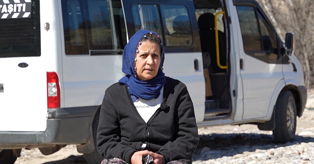 direksiyon basinda bir kadin 15 yildir servis soforlugu yapiyor 3 E31kOODE