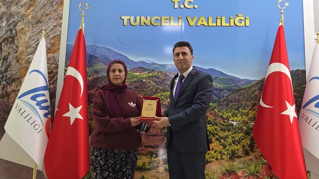 direksiyon basinda bir kadin 15 yildir servis soforlugu yapiyor 4 R8qB8gkY