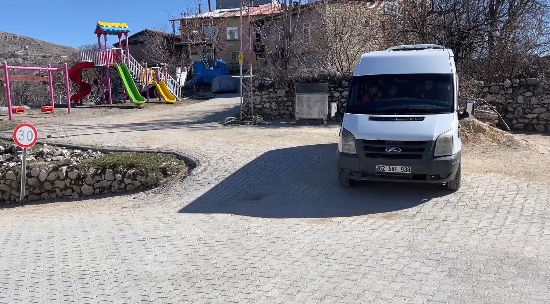 direksiyon basinda bir kadin 15 yildir servis soforlugu yapiyor 5