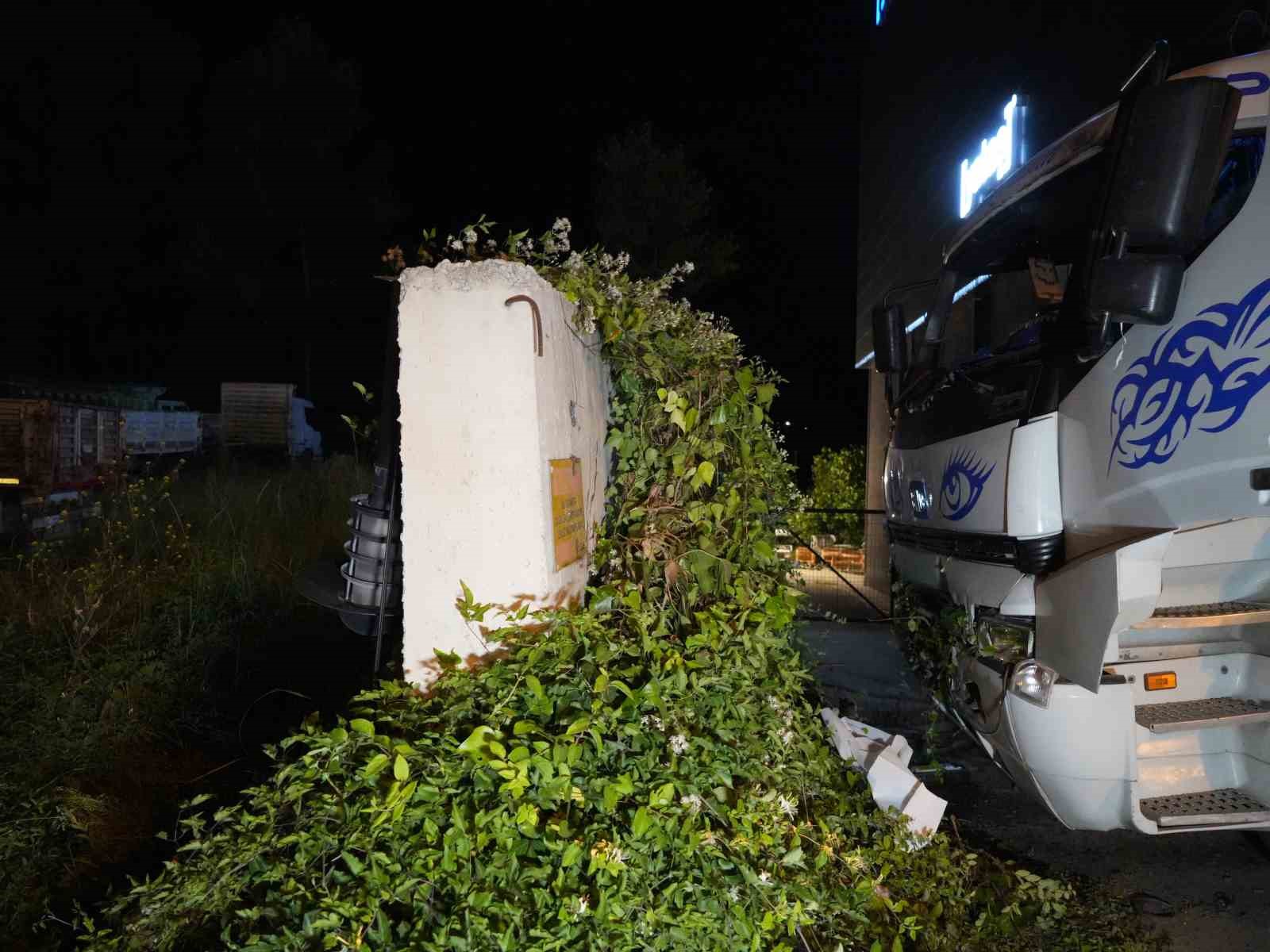 Direksiyon başında fenalaşan sürücü, istinat duvarına çarptı 4 direksiyon basinda fenalasan surucu istinat duvarina carpti 0 HaXefZCt