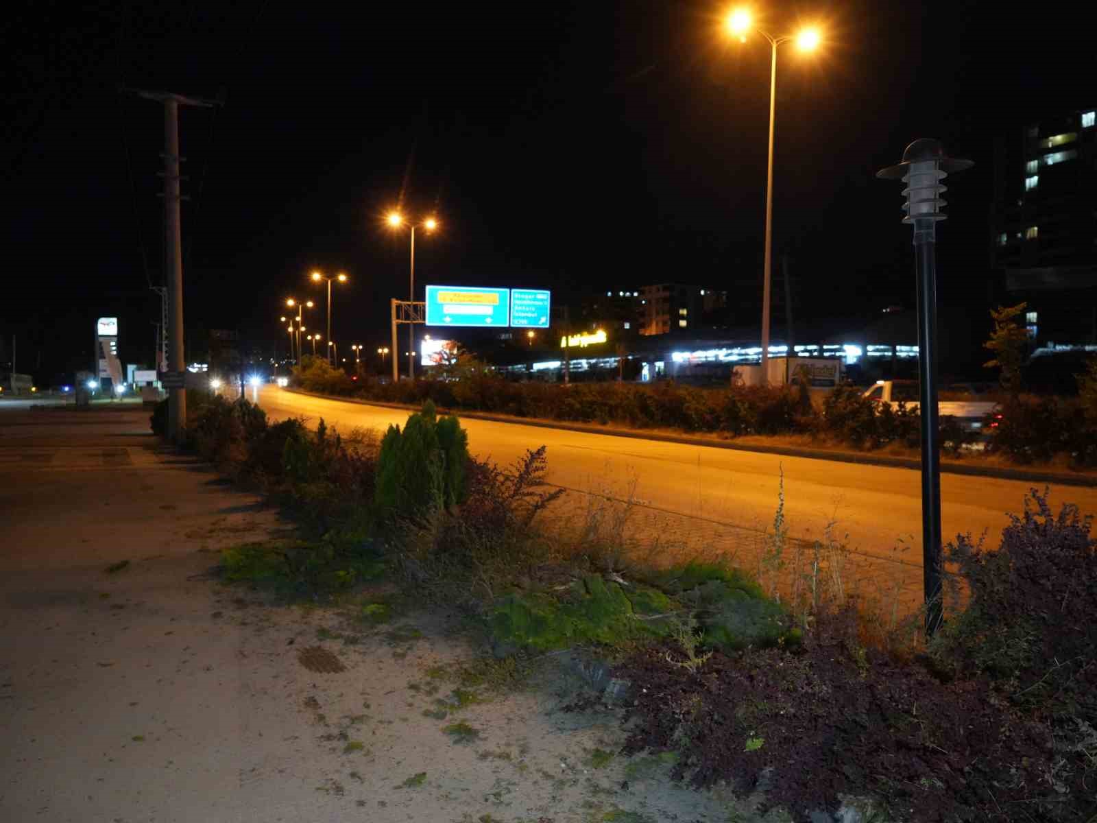 Direksiyon başında fenalaşan sürücü, istinat duvarına çarptı 5 direksiyon basinda fenalasan surucu istinat duvarina carpti 1 3FcUP8kU
