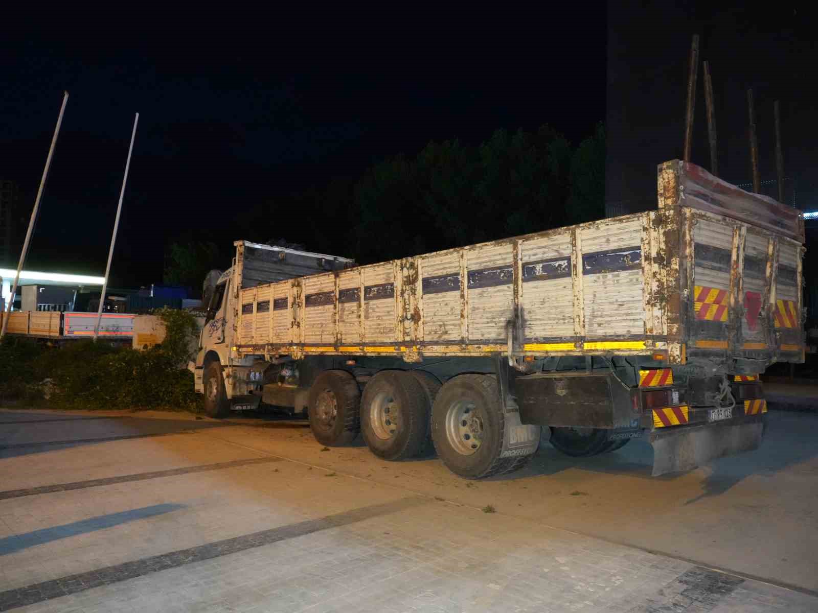 Direksiyon başında fenalaşan sürücü, istinat duvarına çarptı 6 direksiyon basinda fenalasan surucu istinat duvarina carpti 2 mT6leBb6