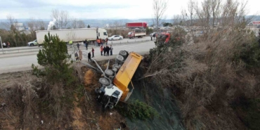 direksiyon-basinda-fenalasti-hafriyat-kamyonu-sarampole-devrildi-1yawgeI1.jpg