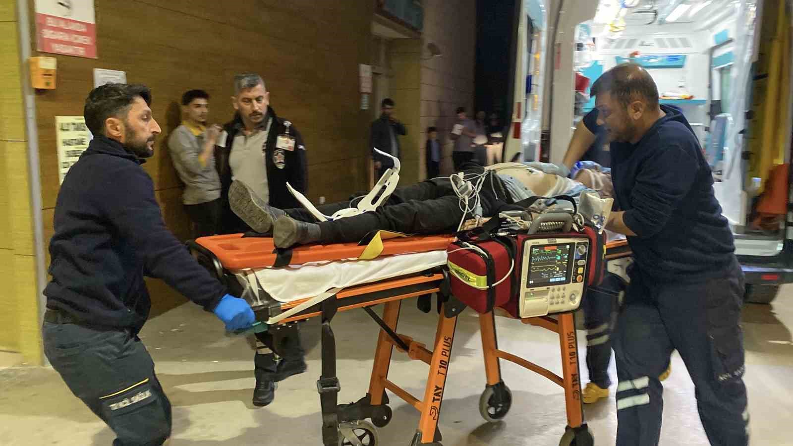direksiyon basinda kalp krizi gecirince kaza yapti kalbi duran surucuye 112 ekipleri mudahale etti 4kSvRA4M
