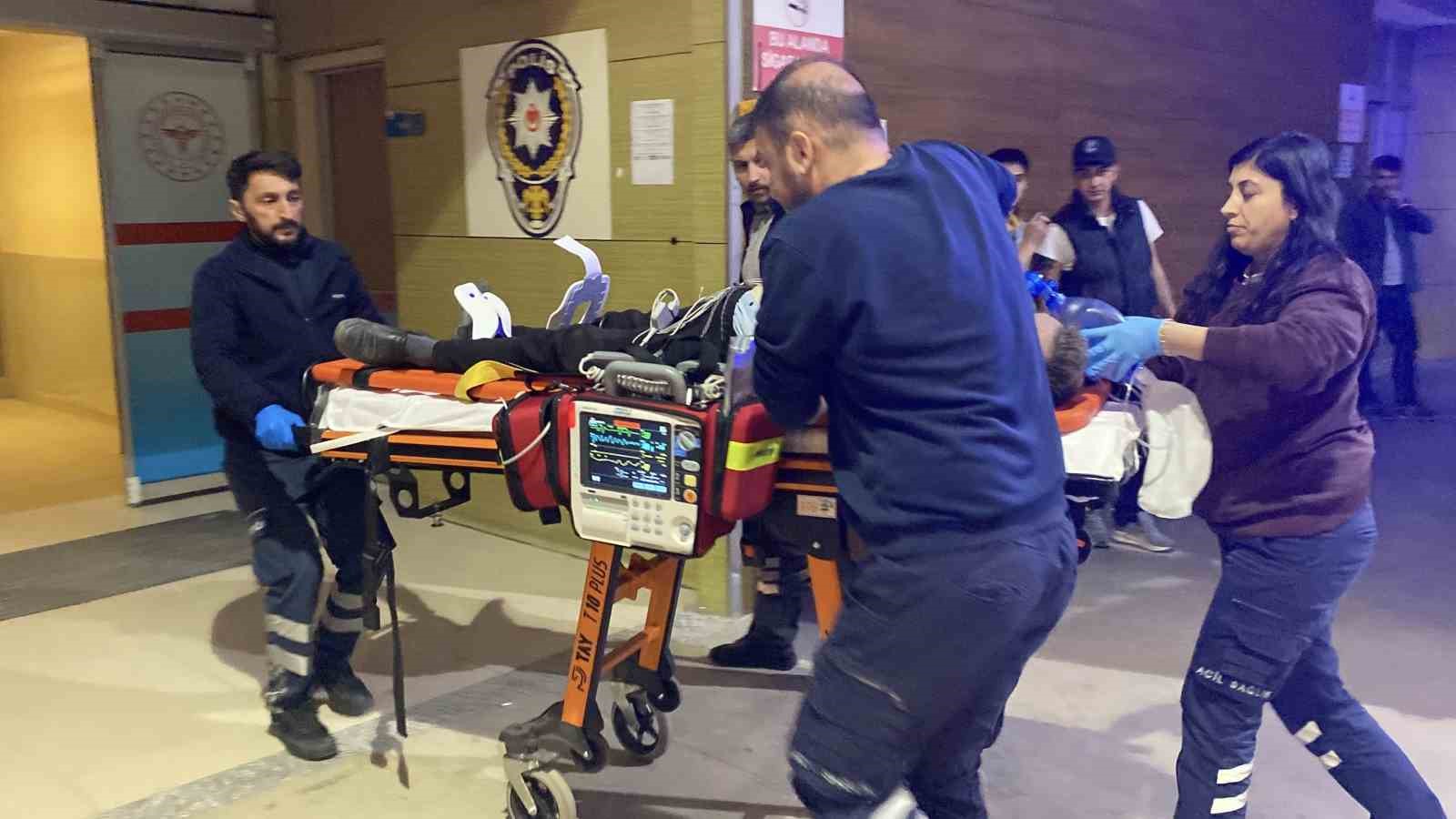 direksiyon basinda kalp krizi gecirince kaza yapti kalbi duran surucuye 112 ekipleri mudahale etti 83EIWIvm