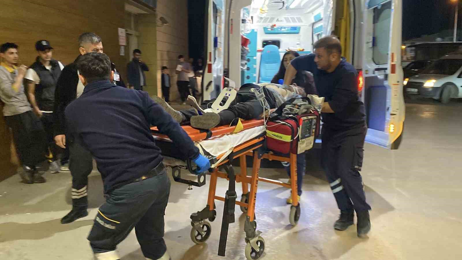 direksiyon basinda kalp krizi gecirince kaza yapti kalbi duran surucuye 112 ekipleri mudahale etti sBSYPsJl