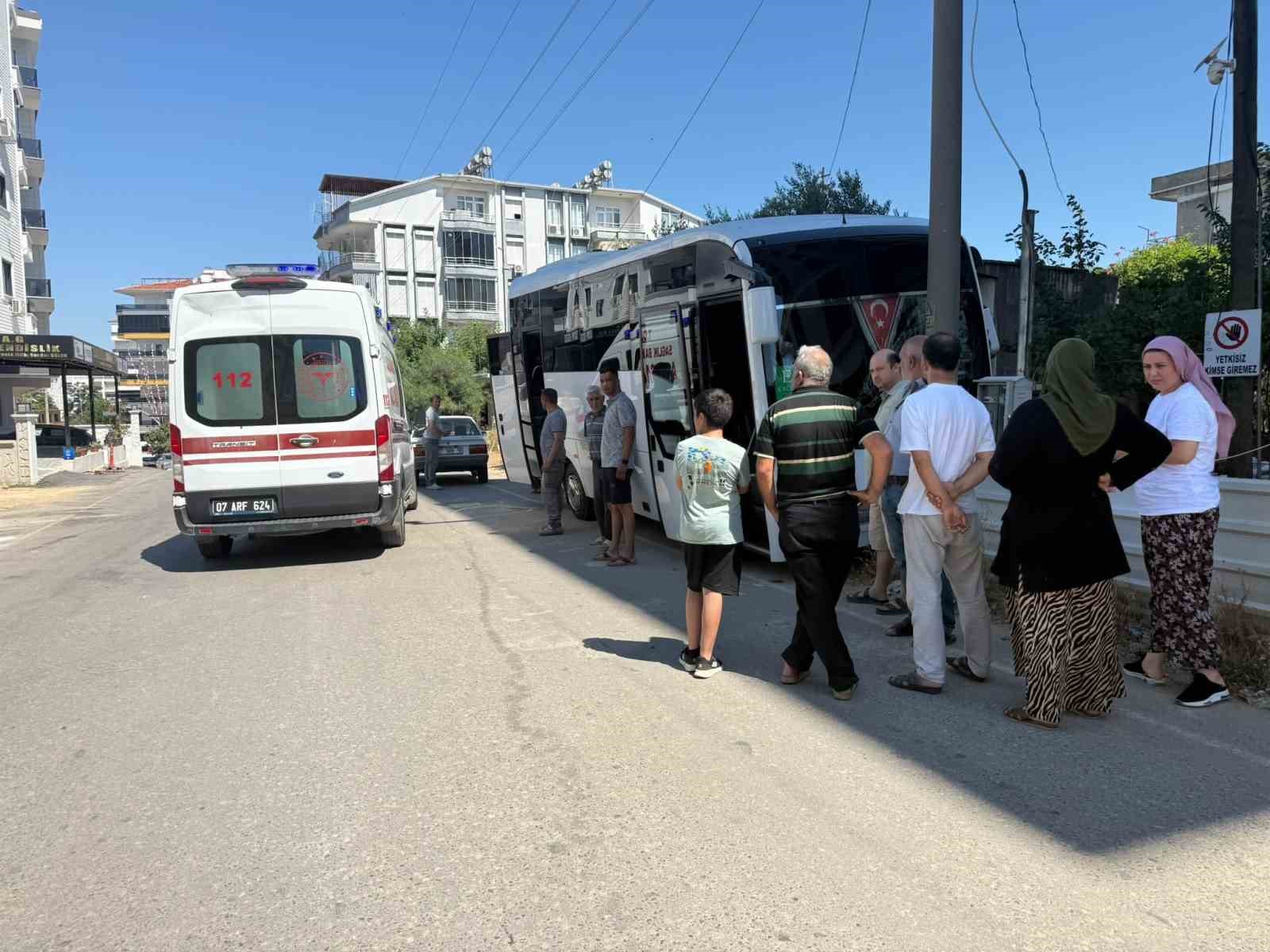 Direksiyon başında rahatsızlanan servis şoförünün kullandığı midibüs direğe çarptı 4 direksiyon basinda rahatsizlanan servis soforunun kullandigi midibus direge carpti 0 vH2sGGSs