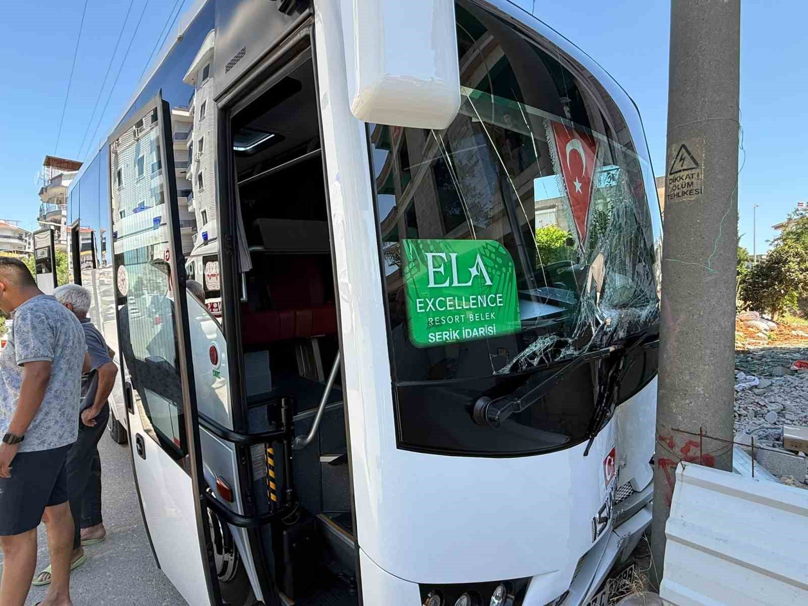 Direksiyon başında rahatsızlanan servis şoförünün kullandığı midibüs direğe çarptı 5 direksiyon basinda rahatsizlanan servis soforunun kullandigi midibus direge carpti 1 fWFGdFv8