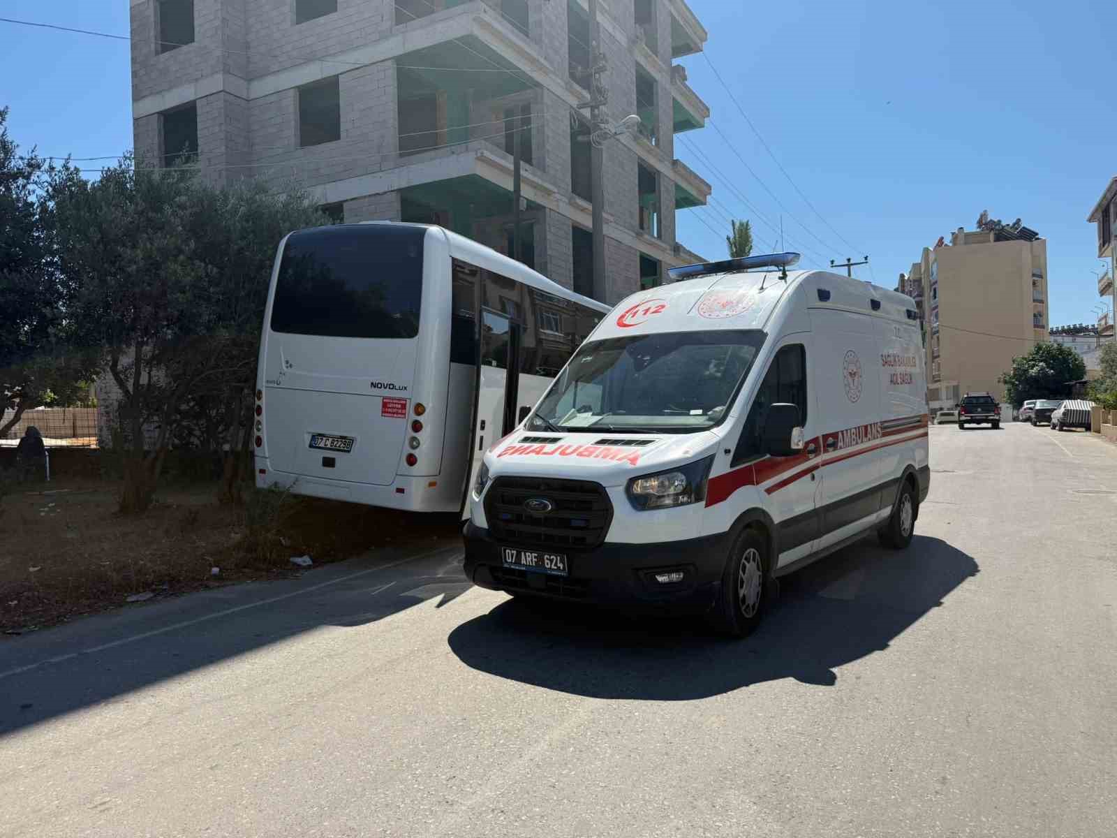 Direksiyon başında rahatsızlanan servis şoförünün kullandığı midibüs direğe çarptı 6 direksiyon basinda rahatsizlanan servis soforunun kullandigi midibus direge carpti 2 5ZHKbYel
