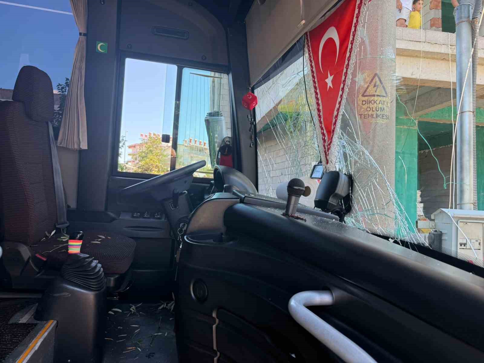Direksiyon başında rahatsızlanan servis şoförünün kullandığı midibüs direğe çarptı 7 direksiyon basinda rahatsizlanan servis soforunun kullandigi midibus direge carpti 3 J6QFScPn