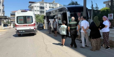 direksiyon-basinda-rahatsizlanan-servis-soforunun-kullandigi-midibus-direge-carpti-lUmTPUwH.jpg