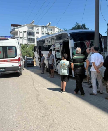 direksiyon-basinda-rahatsizlanan-servis-soforunun-kullandigi-midibus-direge-carpti-lUmTPUwH.jpg