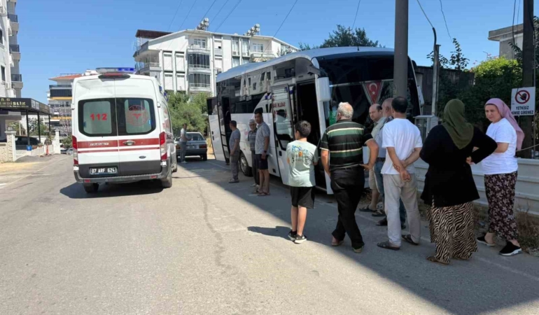 direksiyon-basinda-rahatsizlanan-servis-soforunun-kullandigi-midibus-direge-carpti-lUmTPUwH.jpg