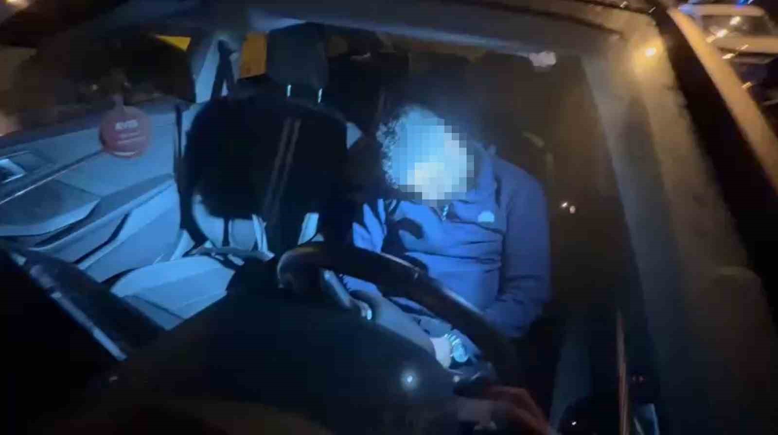 direksiyon basinda sizip kaza yapan surucu 3 saatlik ugras sonunda cam kirilarak uyandirdi 0 cMHQtVve