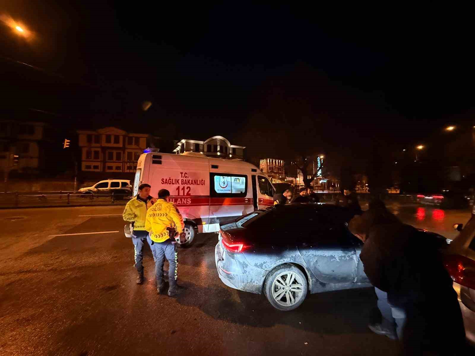 direksiyon basinda sizip kaza yapan surucu 3 saatlik ugras sonunda cam kirilarak uyandirdi 2 7EURUPtU