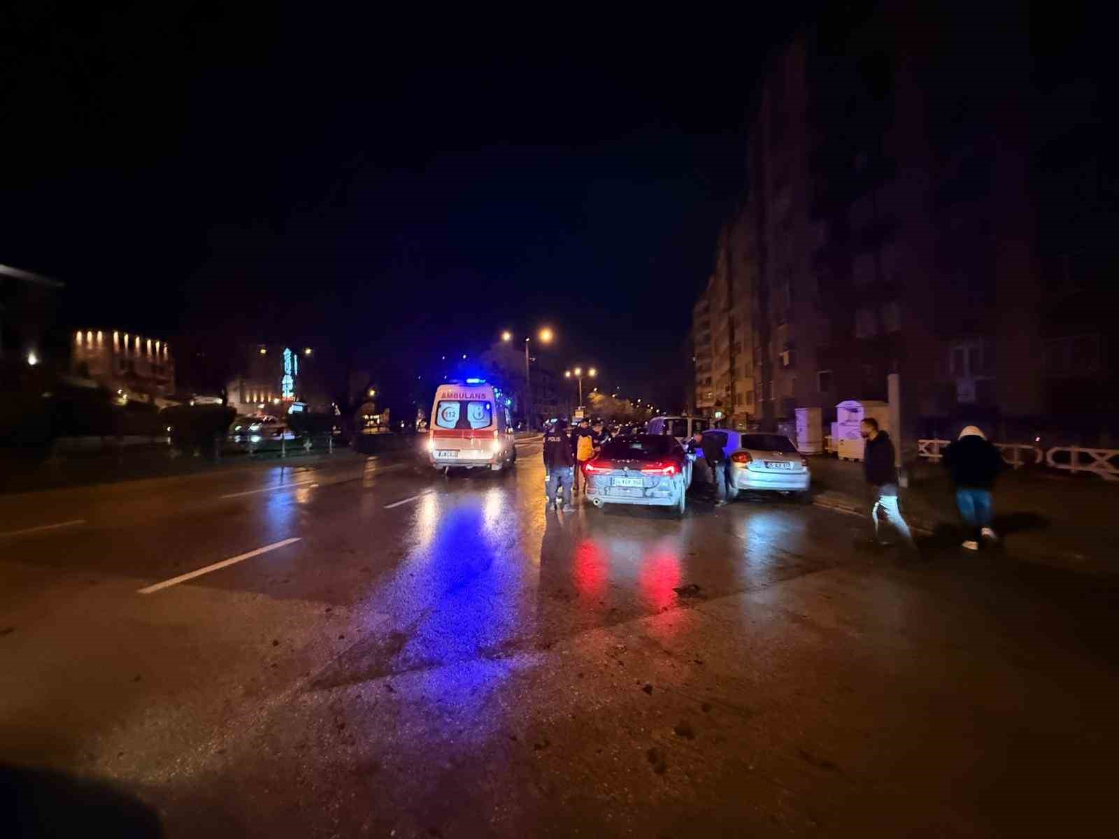 direksiyon basinda sizip kaza yapan surucu 3 saatlik ugras sonunda cam kirilarak uyandirdi 3 VWzQfDQj