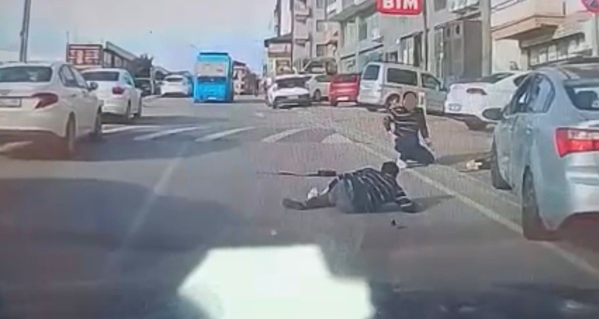 Direksiyon başında uyuduğu öne sürülen sürücü, kaldırımdaki yayalara çarptı 4 direksiyon basinda uyudugu one surulen surucu kaldirimdaki yayalara carpti 0 6vrmr44B
