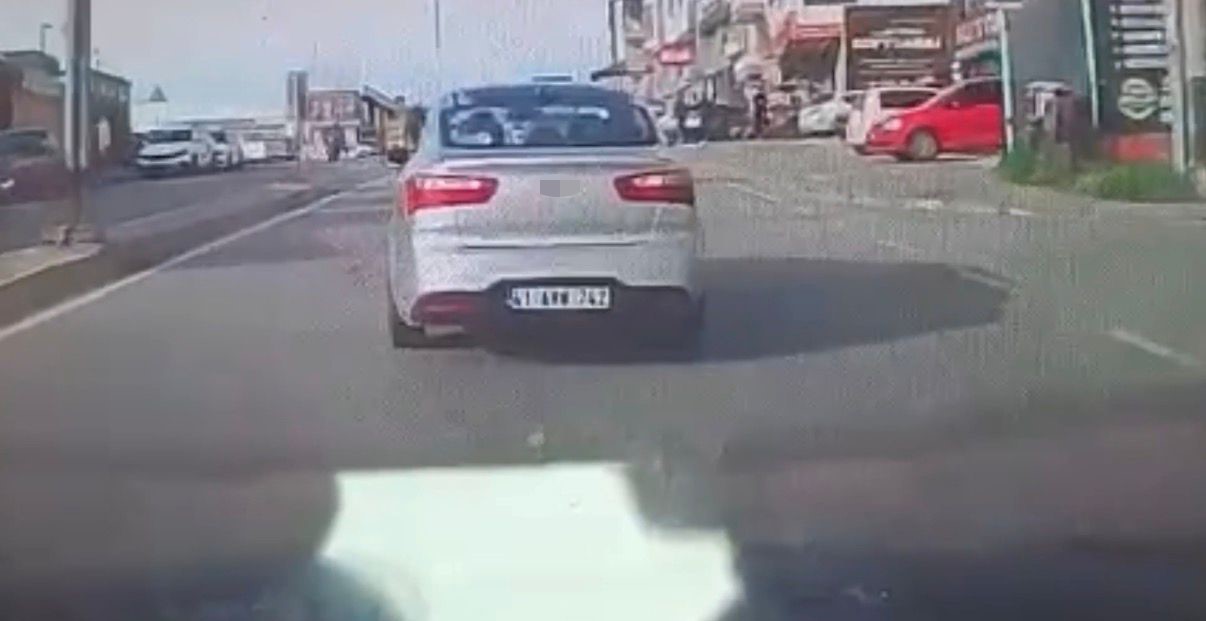 Direksiyon başında uyuduğu öne sürülen sürücü, kaldırımdaki yayalara çarptı 5 direksiyon basinda uyudugu one surulen surucu kaldirimdaki yayalara carpti 1 UgacPeFw