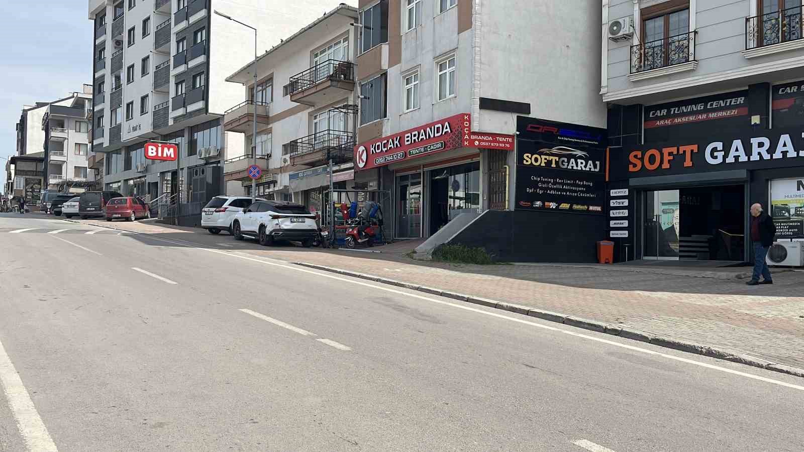 Direksiyon başında uyuduğu öne sürülen sürücü, kaldırımdaki yayalara çarptı 7 direksiyon basinda uyudugu one surulen surucu kaldirimdaki yayalara carpti 3 CYJp25fX