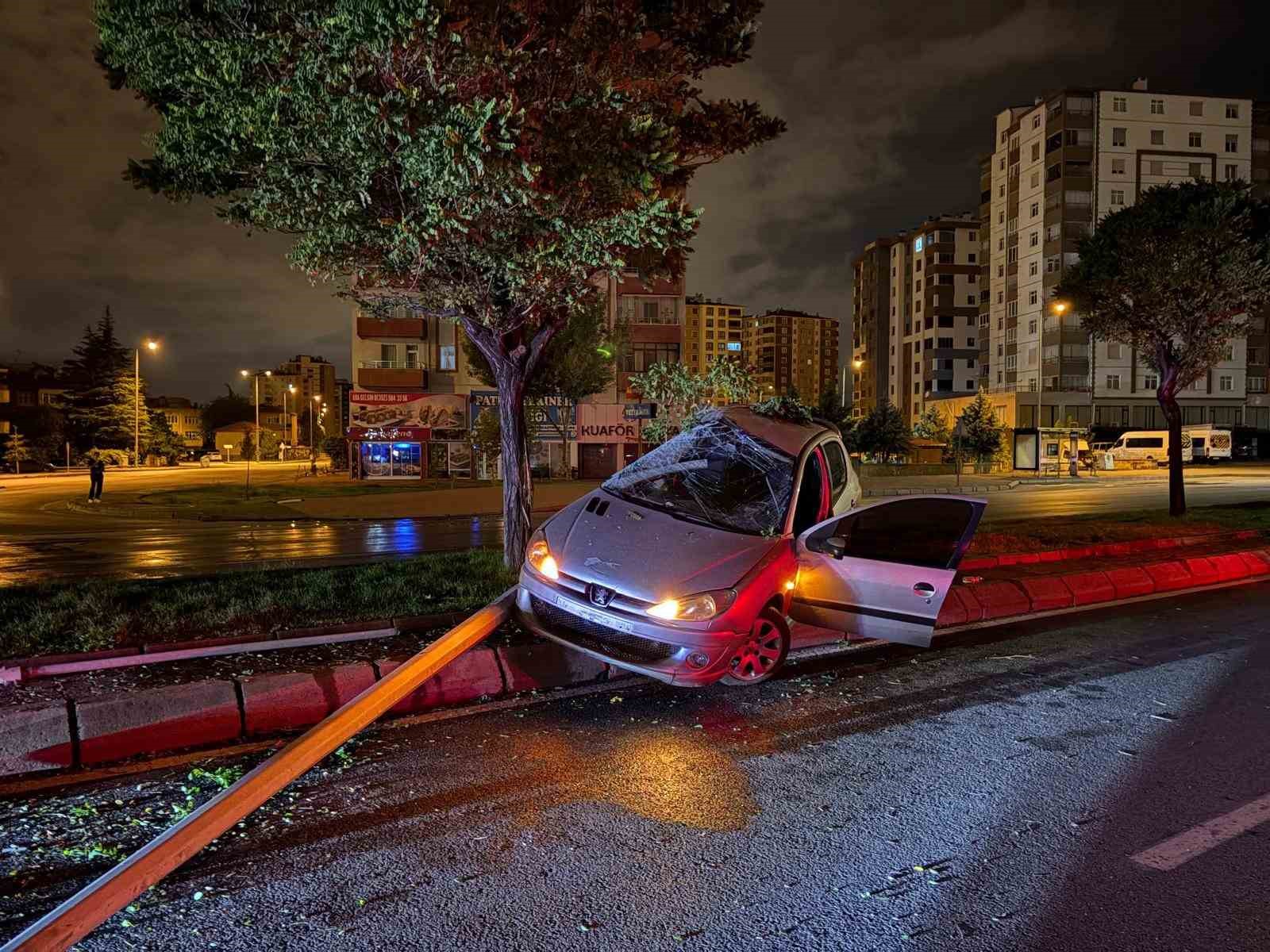 direksiyon hakimiyetini kaybeden alkollu surucu aydinlatma diregini devirdi 0 cwT6adMN
