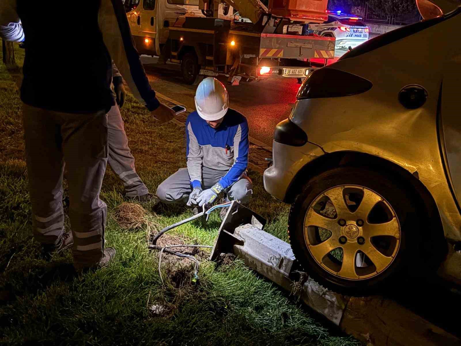 direksiyon hakimiyetini kaybeden alkollu surucu aydinlatma diregini devirdi 3 W2FKZyd4