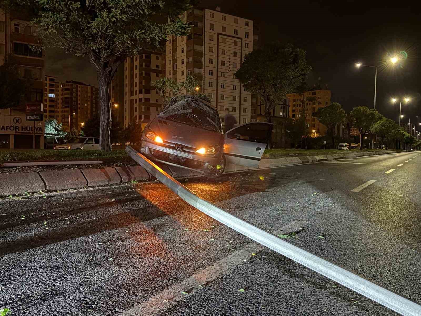 direksiyon hakimiyetini kaybeden alkollu surucu aydinlatma diregini devirdi 5 PwDTWWPq
