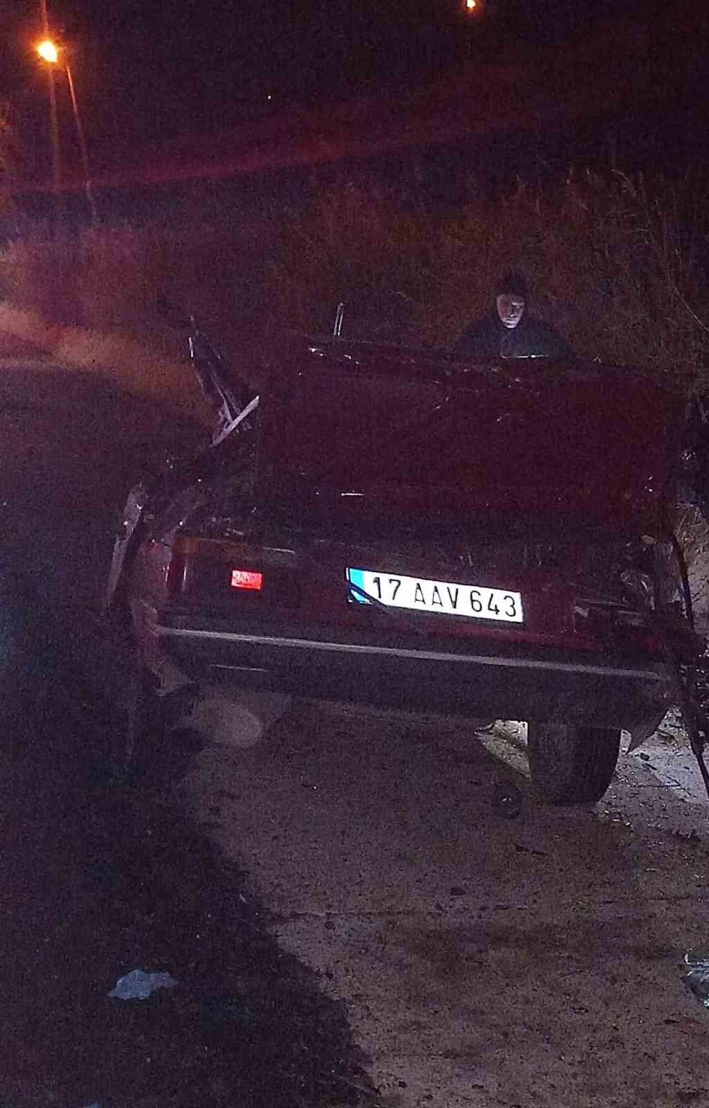 direksiyon hakimiyetini kaybedip agaca carpan surucu hayatini kaybetti 0 lg1FbCdz