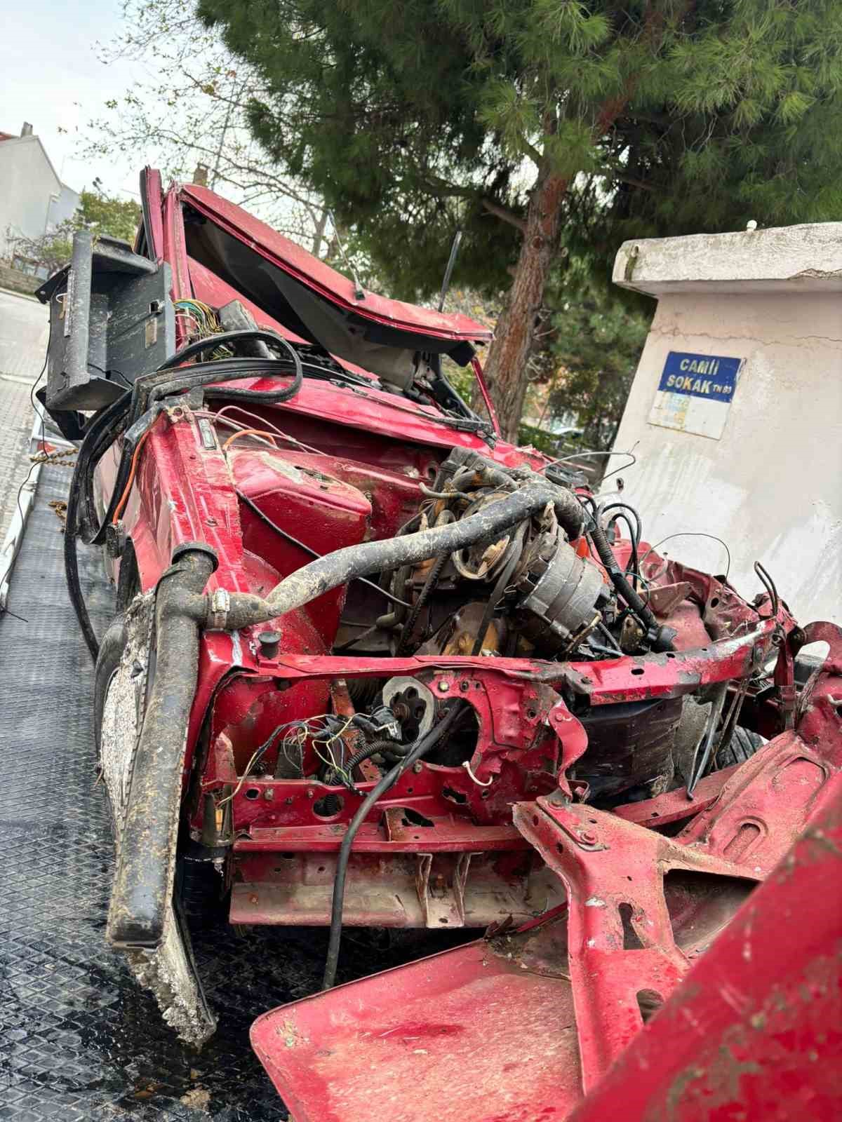 direksiyon hakimiyetini kaybedip agaca carpan surucu hayatini kaybetti 1