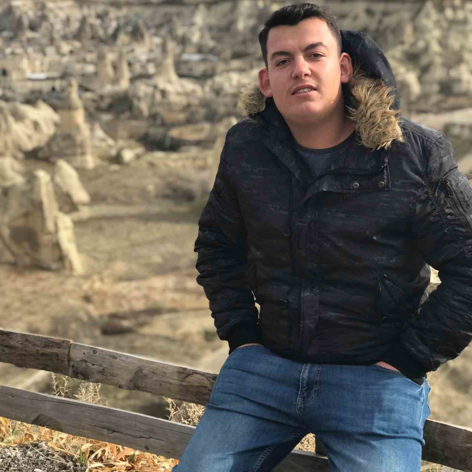 direksiyon hakimiyetini kaybedip agaca carpan surucu hayatini kaybetti 2 rb6PiLl4