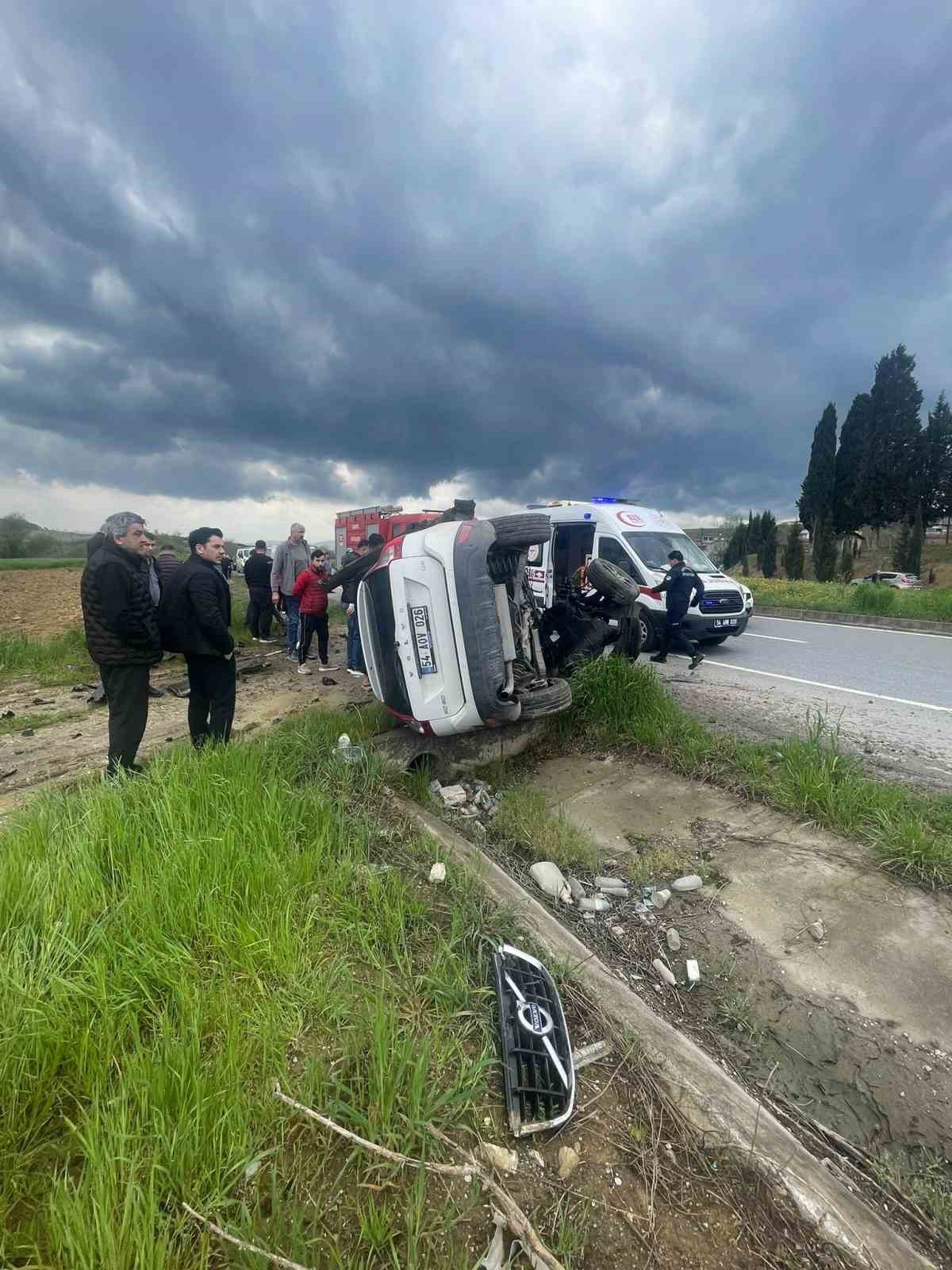 direksiyon hakimiyetini kaybetti yagmur suyu kanalina devrildi 1 yarali 2