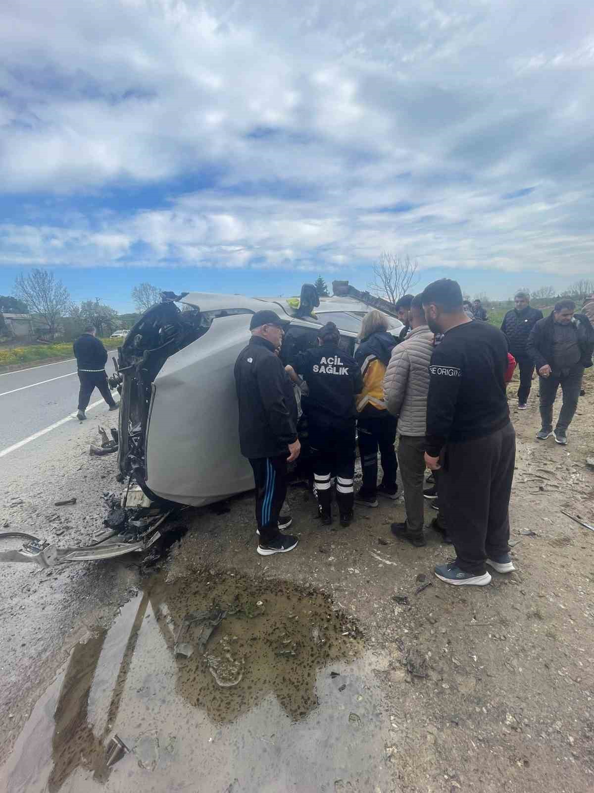 direksiyon hakimiyetini kaybetti yagmur suyu kanalina devrildi 1 yarali 3 7KwYVQqT