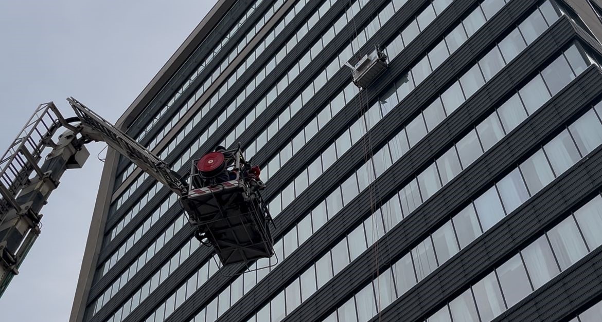 dis cephede cam silerken asansor sistemi ariza yapinca mahsur kaldilar itfaiyenin mudahalesiyle kurtarildilar 2 y1jN3Qdt