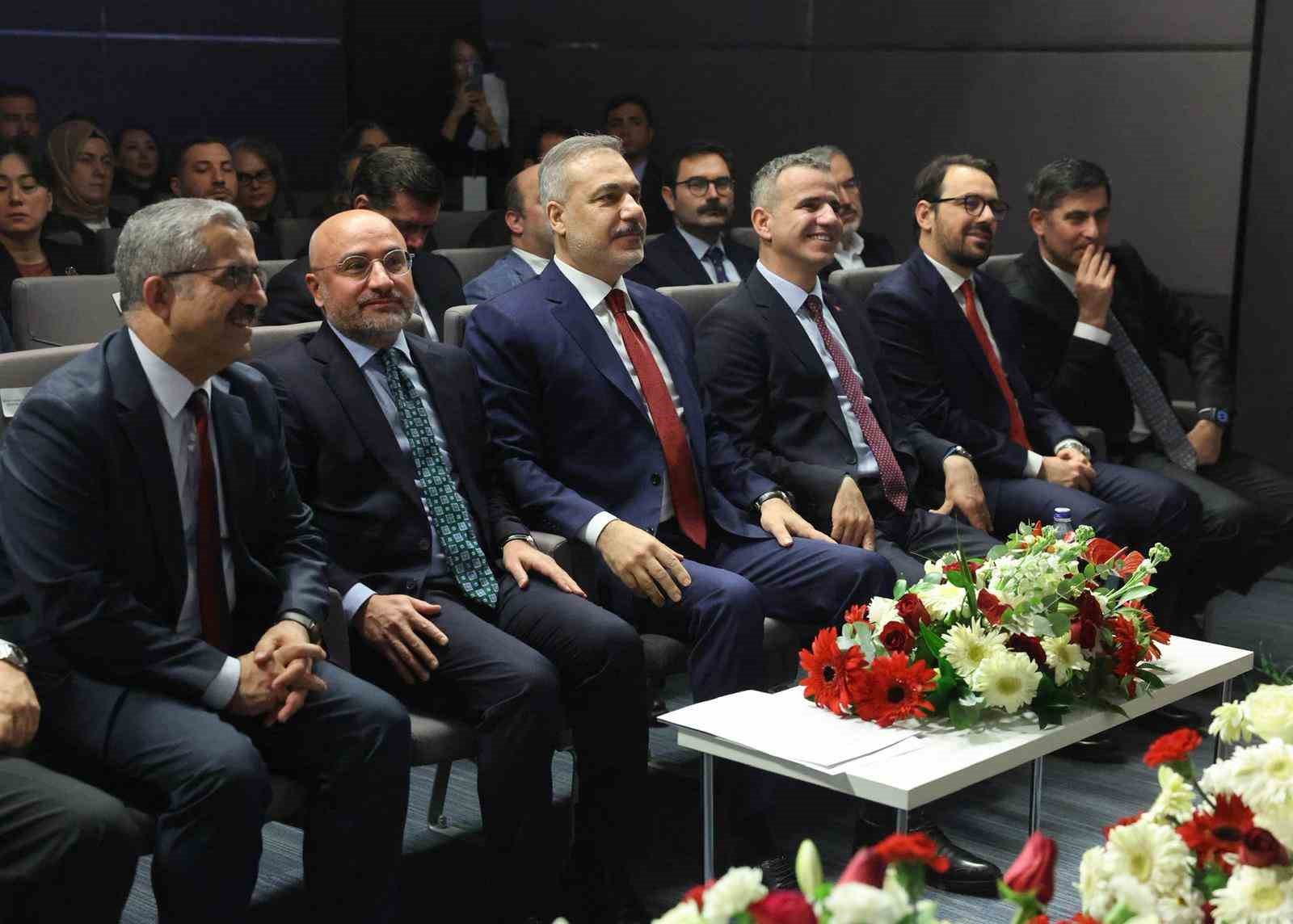 Dışişleri Bakanı Fidan: "Elinizdeki silahlı unsurlar Suriye yönetiminin emrine girmek zorundadır" 7 disisleri bakani fidan elinizdeki silahli unsurlar suriye yonetiminin emrine girmek zorundadir 3 bAvIcGWj
