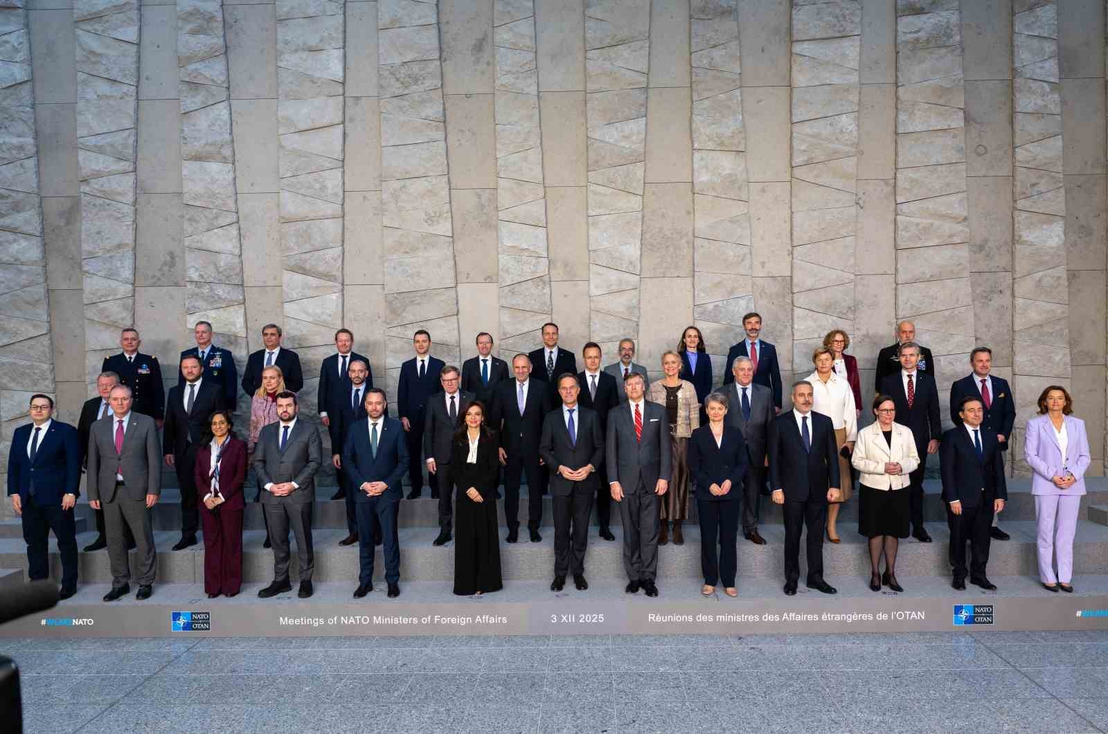 disisleri bakani fidan nato disisleri bakanlari ile aile fotografi cektirdi 0 qLAOMMUg